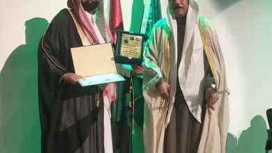 رئيس مهرجان فارس الشعراء العرب يكرم ” فايز العلي “