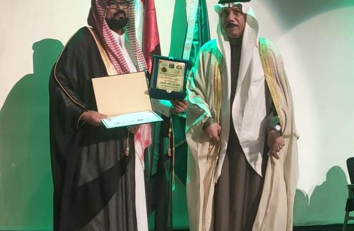 رئيس مهرجان فارس الشعراء العرب يكرم ” فايز العلي “