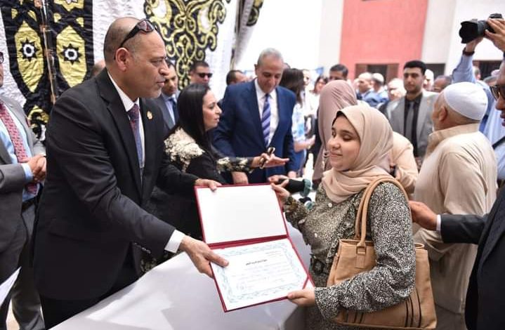 وزير العمل يُسلم عقود عمل لذوي همم وجوائز وشهادات لخريجي مراكز التدريب المهني